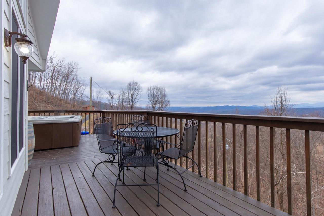 Kickback Kabin, 3 Bedrooms, Deck, Hot Tub, Pool Access, Sleeps 6 Gatlinburg Bagian luar foto